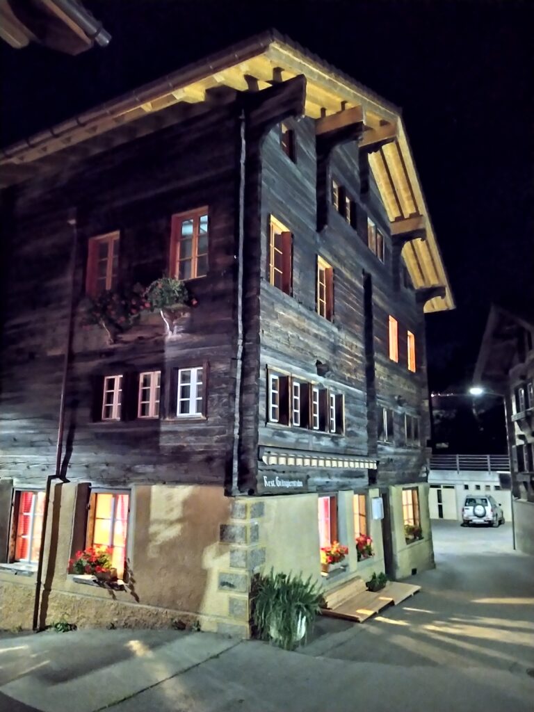 Restaurant Grängjerstuba Grengiols Walliser Spezialitäten Aletsch Goms aussen bei Nacht